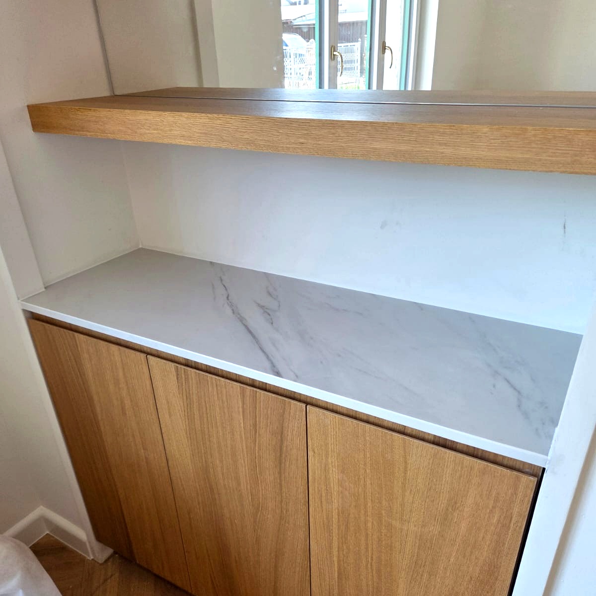 Blat quartz Calacatta Riviera pe mobilier oak, vedere de ansamblu cu fereastră — vinca.ro