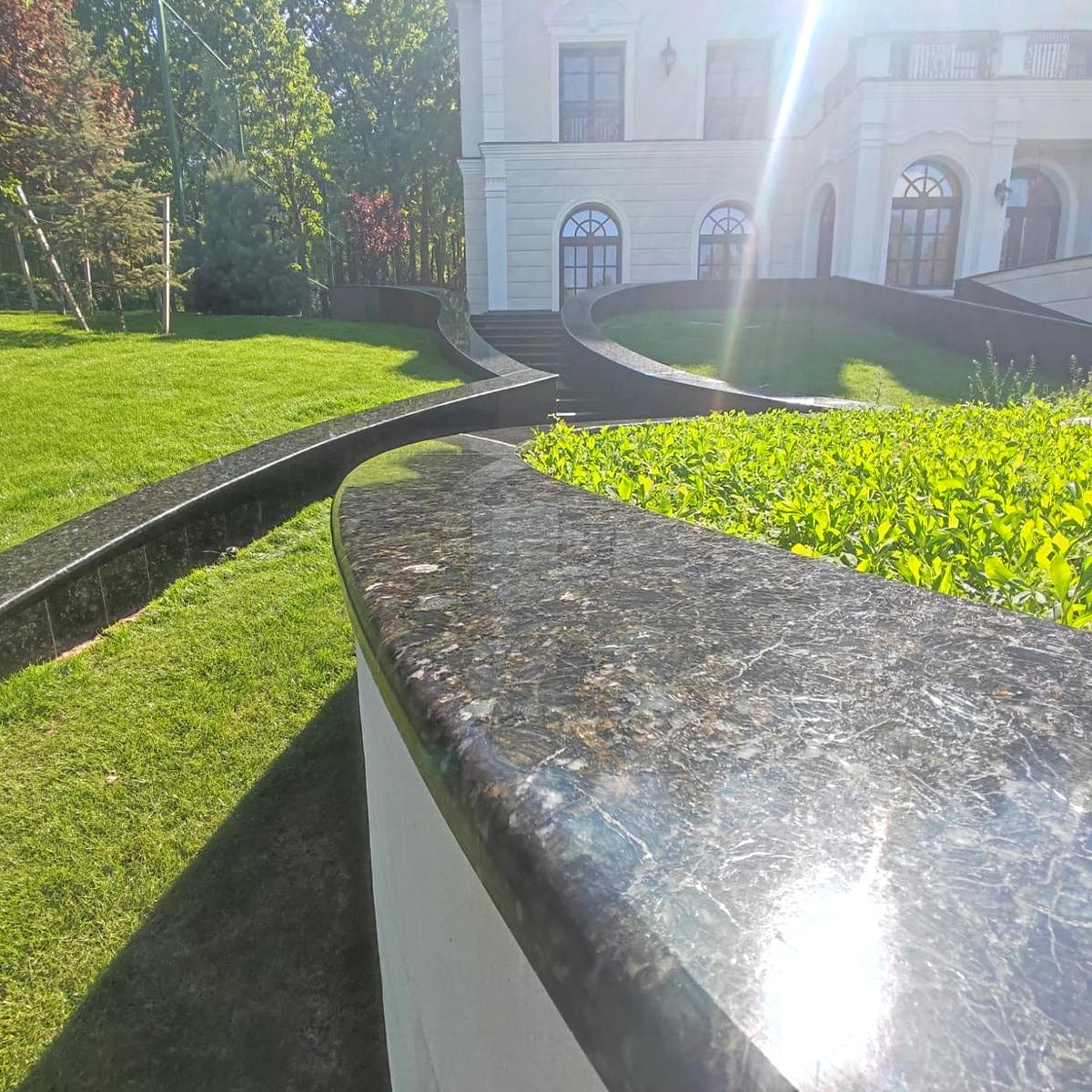 Vedere de sus asupra treptelor din granit Verde Butterfly cu borduri curbe și grădină — vinca.ro