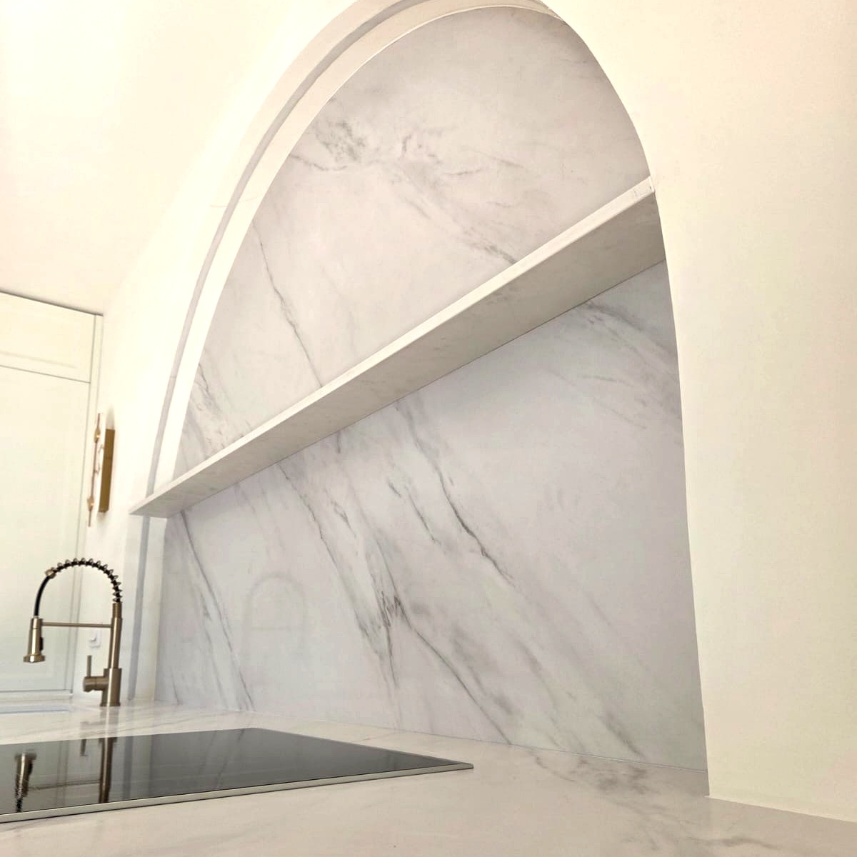 Panou arc frontal din quartz Calacatta Riviera cu blat bucătărie, vedere din față — vinca.ro