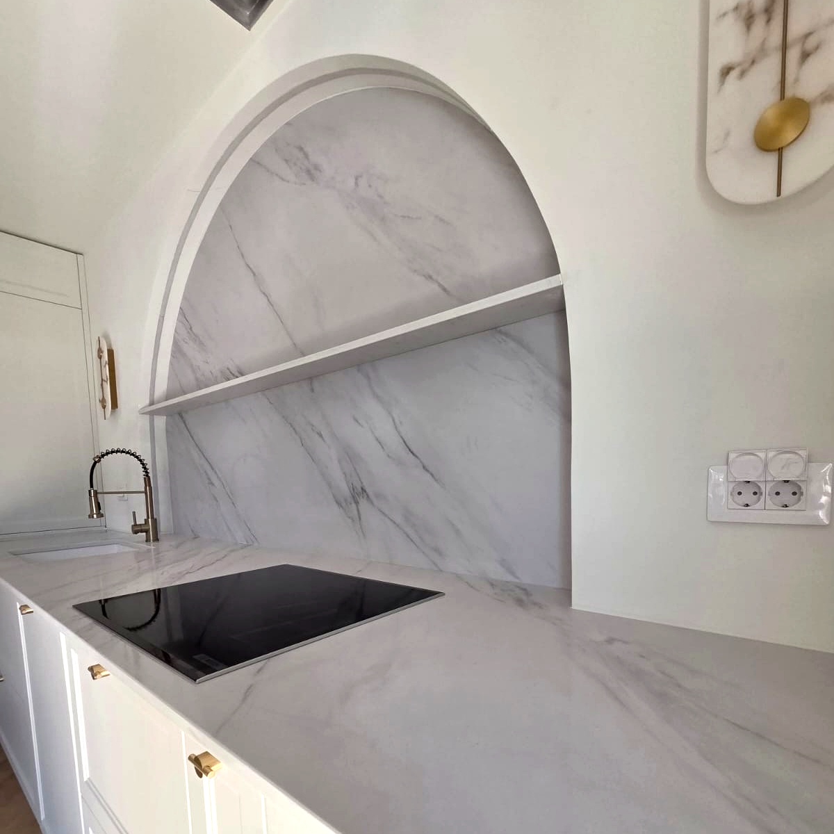 vedere-frontala-bucatarie-quartz-calacatta-riviera-vinca-11.jpg · 164KB ????️ Vedere frontală bucătărie completă cu blat și panou arc din quartz Calacatta Riviera, mobilier alb — vinca.ro